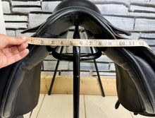 Load image into Gallery viewer, 17” XXW Hoop Tree Manor Cob GP Saddle - Black - Extra Wide - 4 Straps