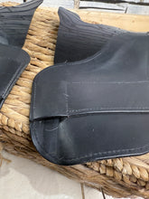 Load image into Gallery viewer, S/H Wow Foregirth Saddle Attachment - Black