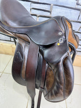 Load image into Gallery viewer, 17” MW Black Country Vinici Monoflap Jump Saddle - Brown