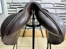 Load image into Gallery viewer, 17 1/2” MN Kruger MonoFlap Jump Saddle - Brown - High Wither - Jumping/XC - TB ROR
