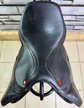 Load image into Gallery viewer, 16 1/2” Changeable Gullet (Medium) Whitaker Barnsley Pony Jumping Saddle - Black