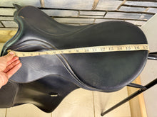 Load image into Gallery viewer, 17 1/2” MW/Changeable Gullet Wintec GP Saddle - Black - Lightweight