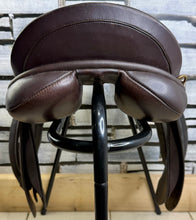 Load image into Gallery viewer, 16 1/2” Wide Jeffries Stamford English WH Saddle - Brown - Working Hunter Cob