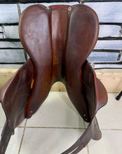 Load image into Gallery viewer, 17 1/2” MW Devoucoux Chiberta O Jump Saddle - Brown