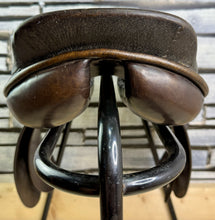Load image into Gallery viewer, 16 1/2” Medium Nelson Pessoa Jump Saddle - Black