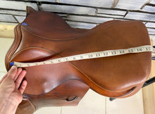 Load image into Gallery viewer, 17 1/2” XW-XXW Frank Baines Balance Zenith Jump Saddle - Tan