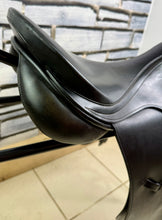 Load image into Gallery viewer, 17 1/2” Medium Albion Selecta GP Saddle -Black- Changeable Knee Pads