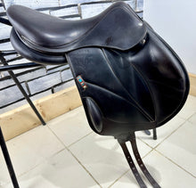 Load image into Gallery viewer, 17” MW Voltaire Lexington Monoflap Jump Saddle - Brown