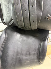 Load image into Gallery viewer, 18” Medium Oakland House Saddlery Jump Saddle - Black