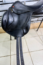 Load image into Gallery viewer, 18” MW Albion Kontact Monoflap Jump Saddle - Black - Moveable Blocks