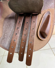 Load image into Gallery viewer, 16 1/2” MW/Changeable Gullet Wintec Jump Saddle - Tan