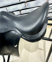 Load image into Gallery viewer, 17 1/2” Wide +2 Equipe Emporio Monoflap 2018 Dressage Saddle - Black