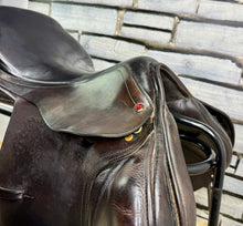 Load image into Gallery viewer, 17 1/2” Medium Albion Kontrol Forward Flap Jump Saddle - Brown