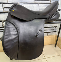 Load image into Gallery viewer, 17” MW Black Country WH/VSD Saddle - Dark Havana/Black