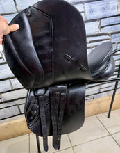 Load image into Gallery viewer, 17 1/2” Medium Albion Selecta GP Saddle -Black- Changeable Knee Pads