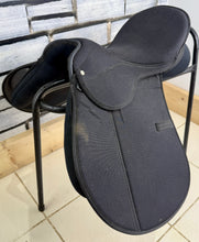 Load image into Gallery viewer, 16 1/2” MW Synthetic Lightwieght GP Saddle - Black