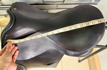 Load image into Gallery viewer, 17” MW Black Country WH/VSD Saddle - Dark Havana/Black
