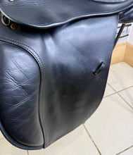 Load image into Gallery viewer, 17” XXW Hoop Tree Manor Cob GP Saddle - Black - Extra Wide - 4 Straps