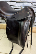 Load image into Gallery viewer, 18” XW Sue Carson Flair Dressage Saddle on 17” Panels-Brown- Big Blocks