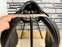 Load image into Gallery viewer, 17 1/2” MW Hockenden Saddlery Monoflap Dressage Saddle - Black