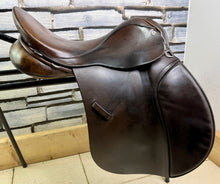 Load image into Gallery viewer, 16 1/2” Wide Sandringham Cob GP Saddle - Brown - English Leather