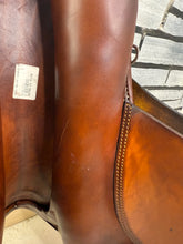 Load image into Gallery viewer, 17 1/2” B (Medium) Stubben Siegfried II Jump Saddle - Tan