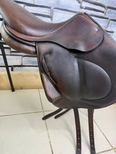 Load image into Gallery viewer, 16 1/2” MW Childeric CFSC Monoflap Jump Saddle - Brown