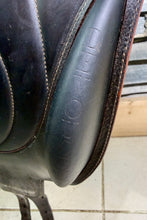Load image into Gallery viewer, 17 1/2” MW Devoucoux Chiberta O Jump Saddle - Brown