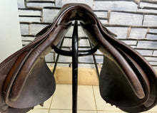 Load image into Gallery viewer, 16 1/2” Medium English Close Contact Jump Saddle - Black