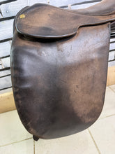 Load image into Gallery viewer, 15 1/2” XW Extra Wide Fylde Hayden Show/Working Hunter Saddle -Brown- Suede Top