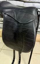 Load image into Gallery viewer, 17” Original Heather Moffat Nursey Fhoenix VSD/Dressage Saddle - Black