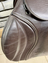 Load image into Gallery viewer, 17” Wide Changeable Gullet Whitaker Overton Jumping Saddle - Brown
