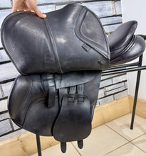 Load image into Gallery viewer, 17 1/2” MW Albion K2 Jump Saddle - Black