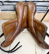 Load image into Gallery viewer, 17 1/2” MW Palmer Saddlery/Equiwear Monoflap GP/Jump Saddle - Brown - Flocked Close Contact