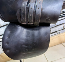 Load image into Gallery viewer, 16 1/2” Medium Nelson Pessoa Jump Saddle - Black