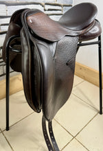 Load image into Gallery viewer, 17” MW Spalding Britannica Cadence Dressage Saddle - Brown