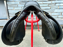 Load image into Gallery viewer, 17 1/2” Wide Ideal International Event Saddle - Black