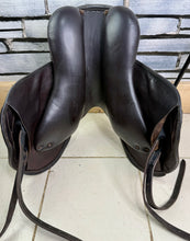 Load image into Gallery viewer, 16 1/2” MW Harry Dabbs Future Monoflap Jump Saddle - Shoulder Free - Brown