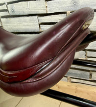 Load image into Gallery viewer, 17” Medium Prestige/John Whitaker Jump Saddle - Burgundy