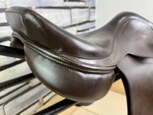 Load image into Gallery viewer, 17” MW Heritage Close Contact Jump Saddle - Brown