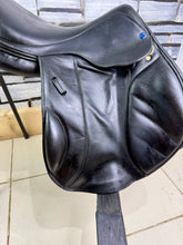 Load image into Gallery viewer, 17” MW Southern Stars Monoflap Jump Saddle - Black