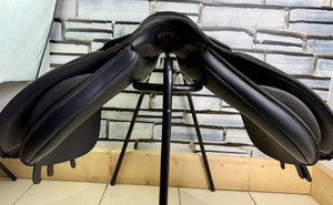 17 1/2” Wide/Changeable Gullet Wintec 500 GP Saddle - Black