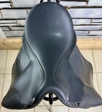 Load image into Gallery viewer, 17” M/Changeable Gullet Wintec 500 Dressage Saddle - Black