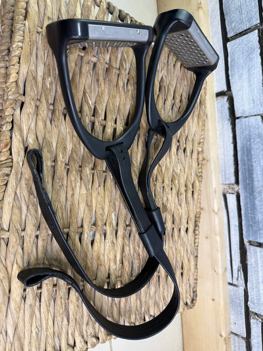 S/H Wow Stirrup Webbers/Leathers & Cheesegrater Stirrup Irons