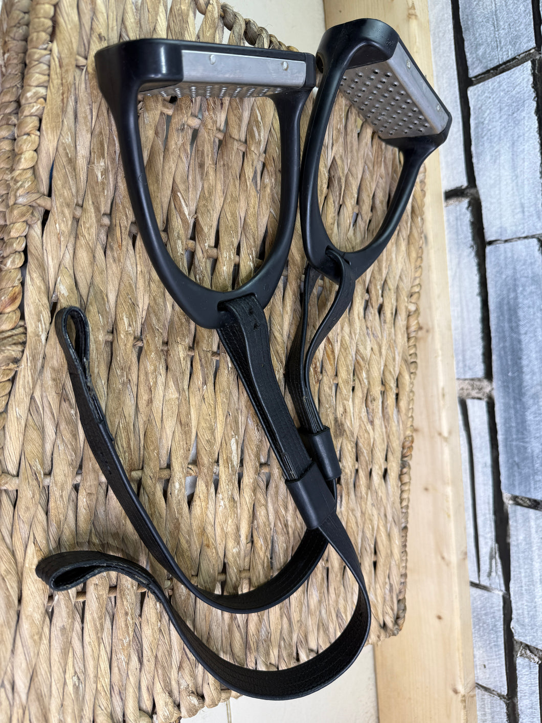 S/H Wow Stirrup Webbers/Leathers & Cheesegrater Stirrup Irons
