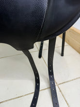 Load image into Gallery viewer, 17 1/2” MW Voltaire Adelaide Monoflap 2023 Dressage Saddle - Black
