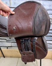 Load image into Gallery viewer, 16 1/2” Changeable Gullet Whitaker Barnsley Pony Jumping Saddle - Brown