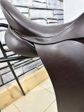 Load image into Gallery viewer, 18” Medium Morris &amp; Nolan Dressage Saddle - Brown