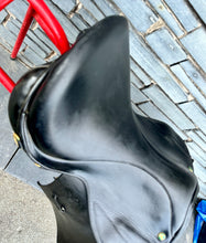 Load image into Gallery viewer, 17 1/2” Wide Ideal International Event Saddle - Black