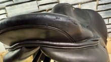 Load image into Gallery viewer, 17 1/2” Wide Eric Thomas Close Contact Jump Saddle - Black